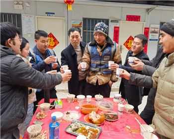 【臻诚快讯】项目不停工，工地上的暖心年夜饭